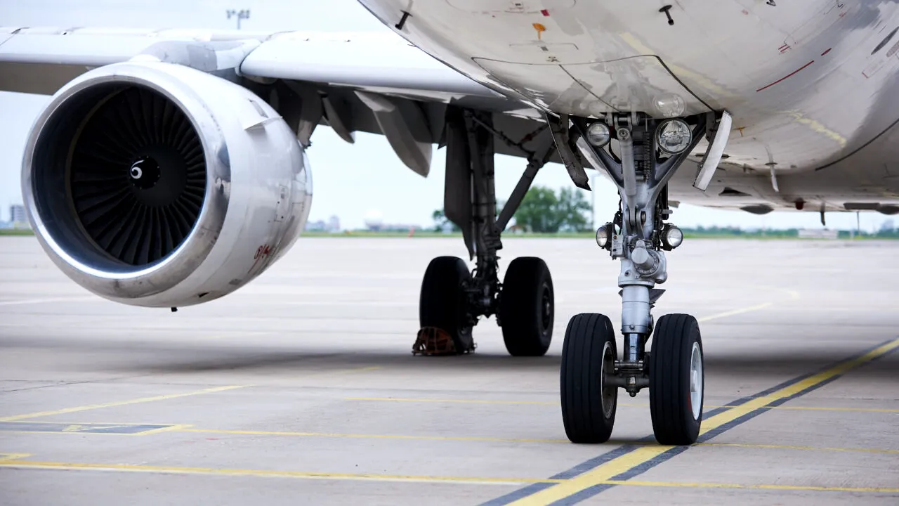 Ce este „banda adezivă” de pe avioane, de fapt. Materialul argintiu, prezent pe aripile aeronavelor, a creat panică în rândul pasagerilor