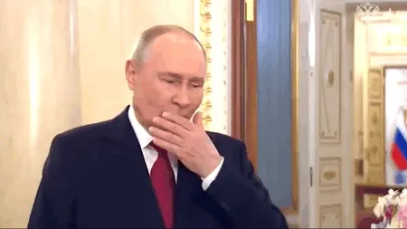 Kremlinul a publicat accidental un moment cu Putin dintr-o înregistrare de Ziua Femeii. Scena nu ar fi trebuit să ajungă în presă niciodată și acum face înconjurul lumii
