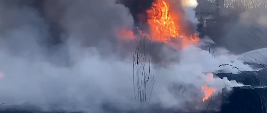 Incendiu la un depozit de materiale plastice din județul Argeș / FOTO-VIDEO
