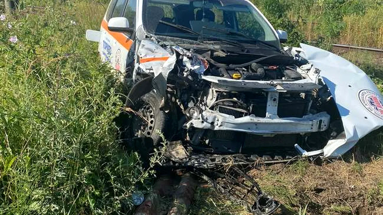 O ambulanță a fost lovită de tren în județul Caraș-Severin