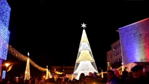 Celebrul brad de Crăciun din Târgu-Jiu, care a costat 100.000 de euro, poate fi montat din nou după ce DNA l-a ținut ani de zile sub sechestru