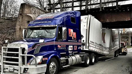 Un tânăr care dansa pe un TIR a murit după ce camionul a trecut pe sub un pod. Șoferul nu a știut că are un pasager clandestin pe remorcă