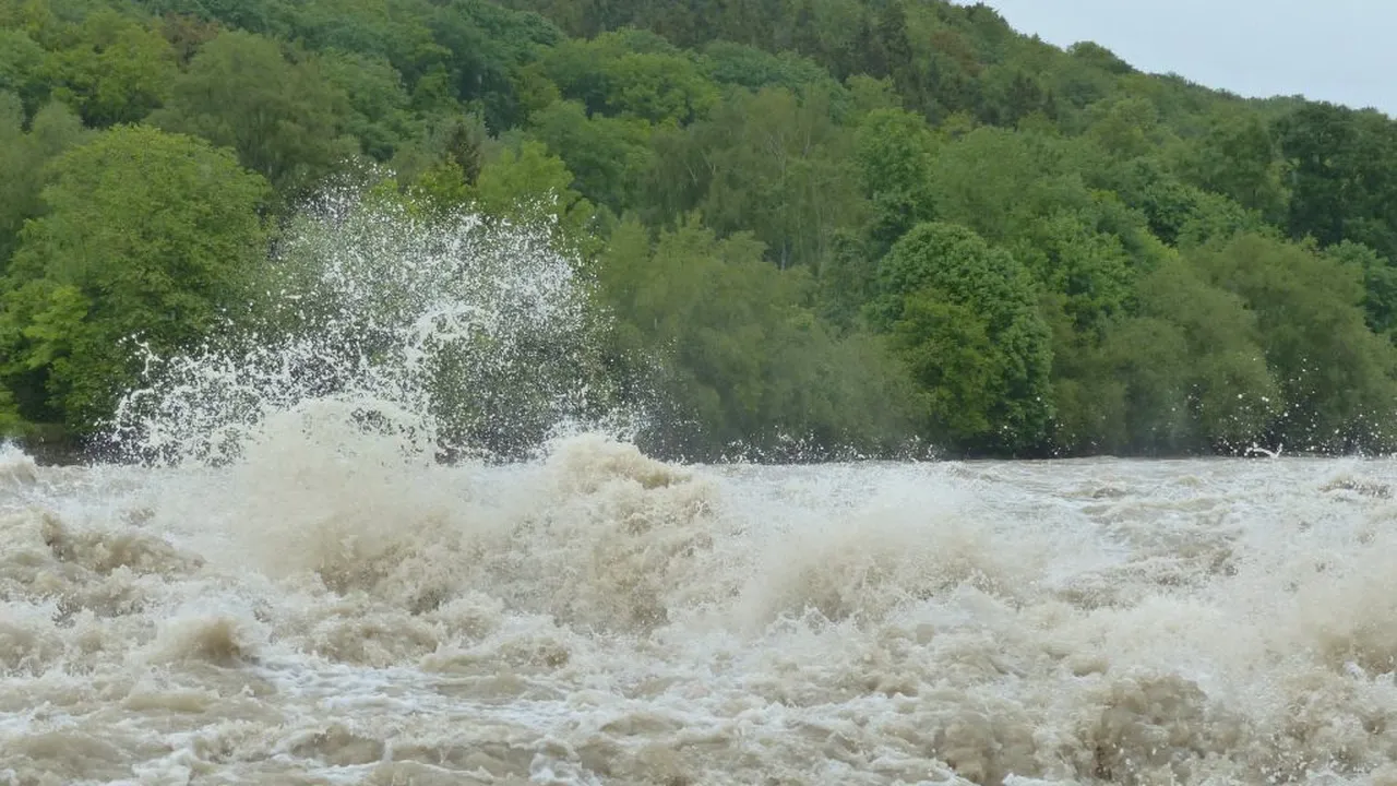 METEO. Cod portocaliu de inundaţii pe râuri din 5 judeţe și Cod galben în 14 judeţe
