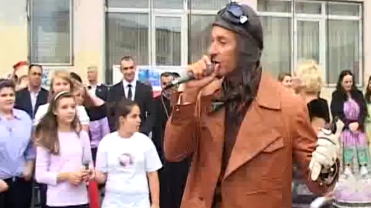 Radu Mazăre a venit îmbrăcat ca un aviator american la deschiderea anului școlar. 