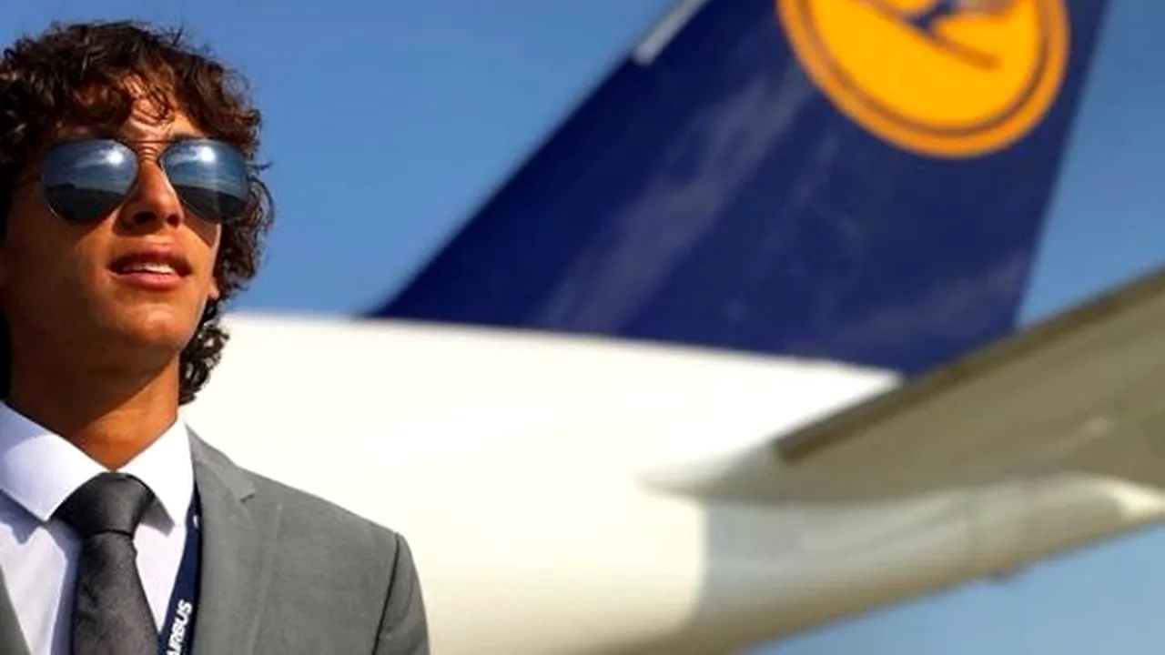 La doar 20 de ani, tânărul din imagine are un job la care cei de vârsta lui nici nu visează. Călătorește în toată lumea și toate televiziunile vor să-i afle părerea