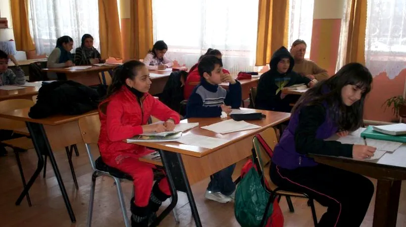 Peste 200 de copii romi au fost readuși la școală, în cartierele sărace din Câmpia Turzii