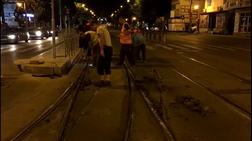 Un tramvai a deraiat pe Șoseaua Colentina din București. Mijlocul de transport a sărit de pe șine și a mers pe asfalt | VIDEO