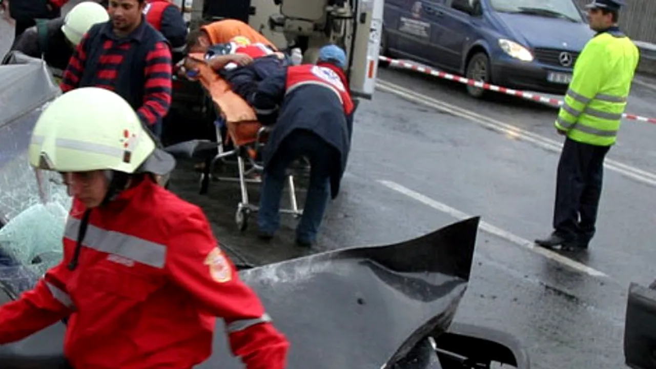 Doi morți și cinci răniți într-un accident produs pe DN 2A, după ce un șofer ar fi adormit la volan