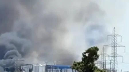 Alertă în Grecia. O fabrică de oțet a explodat în Examilia și a provocat un incendiu de amploare