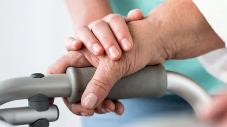 O româncă din ITALIA l-a dat în judecată pe bătrânul de care avea grijă. Italianul ar fi încercat să o agreseze sexual