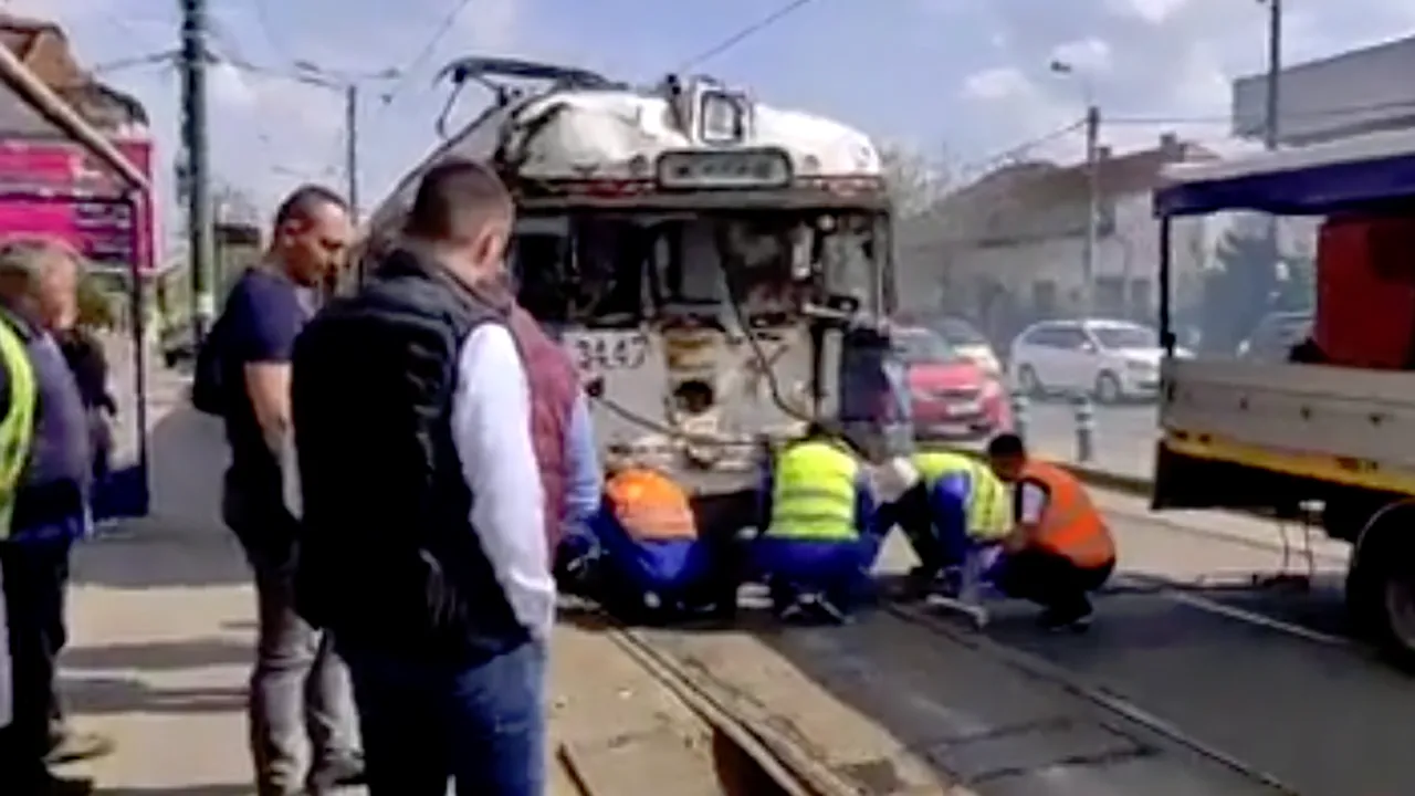 PANICĂ în Timișoara: Două persoane au ajuns la spital după ce un tramvai FĂRĂ VATMAN a pornit singur și a circulat sute de metri - VIDEO