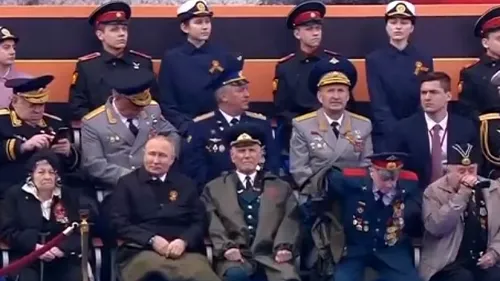 Este Vladimir Putin bolnav? Fotografiile în care și-a acoperit picioarele cu o pătură la parada de la Moscova fac înconjurul lumii