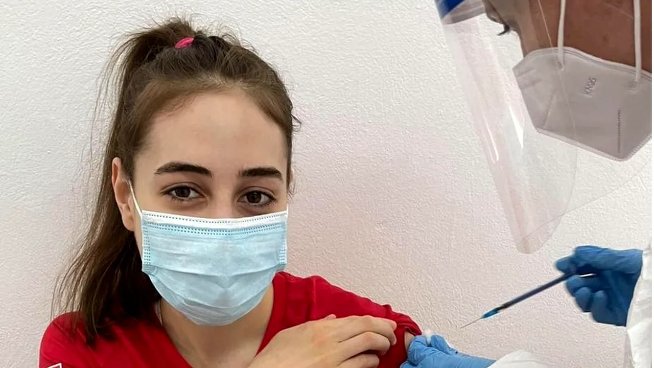 O campioană la înot s-a vaccinat împotriva COVID-19. Fata de 17 ani a câştigat zilele trecute două medalii