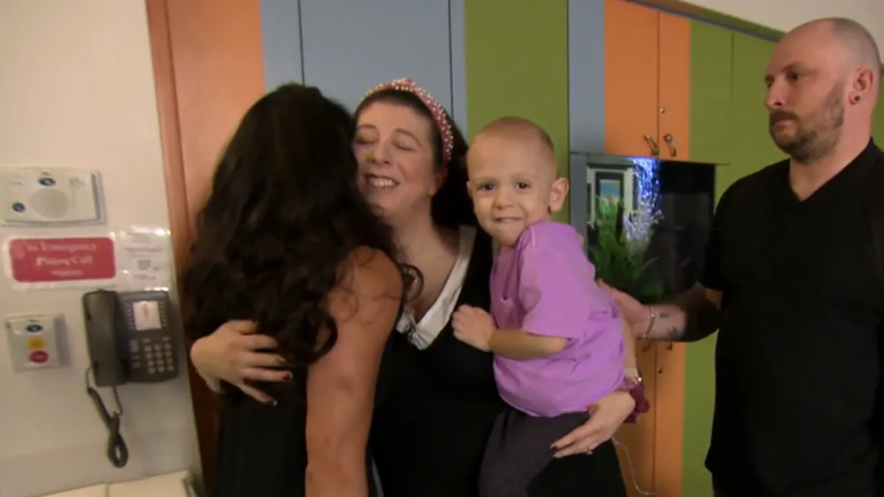 EMOȚIONANT. O profesoară i-a salvat viața unui copil de un an, pe care nu-l cunoaștea. I-a donat un rinichi când a auzit că are o boala gravă