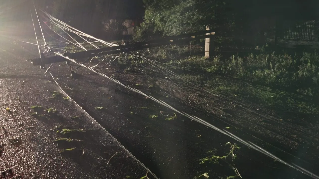 VREMEA extremă lovește România. Locuințe distruse, un spital important, inundat și drumuri blocate