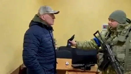 VIDEO | ”Salutări fierbinți și 30 de arginți”. Ambasadorul Belarusului la Kiev, umilit de grănicerii ucraineni