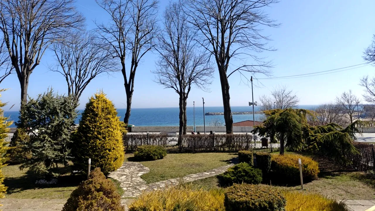 Meteorologii au actualizat PROGNOZA pentru weekend. Țara va fi împărțită între coduri galbene de vânt puternic și temperaturi maxime de vară