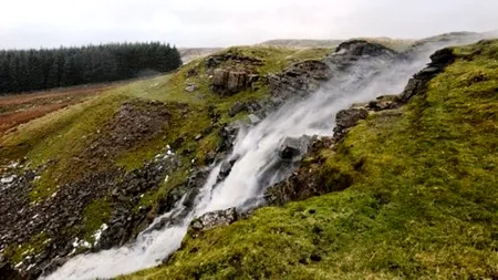 Cascada care a început să curgă invers. Care este explicația