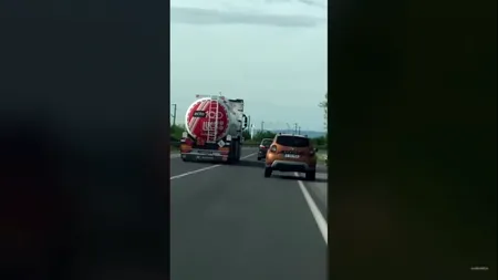 Inconştienţă la volan. Șofer de cisternă, filmat în timp ce făcea o depăşire extrem de periculoasă (VIDEO)