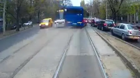 Cascadorii cu autocarul Jandarmeriei. Imagini incredibile filmate în București. Poliția face anchetă. VIDEO