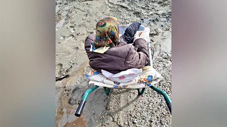 Situație incredibilă în Vâlcea: O femeie bolnavă a fost transportată cu o roabă până la ambulanță | VIDEO