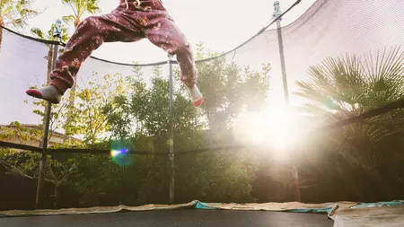 „Pedeapsă” MORTALĂ pentru o copilă de opt ani. A fost obligată de părinții adoptivi să sară într-o trambulină până la ultima suflare