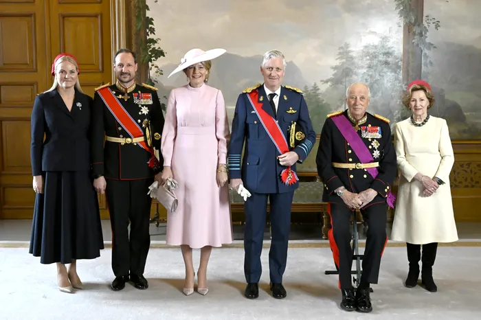 Prințesa Moștenitoare Mette-Marit (stânga), Prințul Moștenitor Haakon (al doilea din stânga), Regele Harald (al doilea din dreapta) și Regina Sonja (dreapta) ai Norvegiei îi întâmpină pe Regele Philippe (al treilea din dreapta) și pe Regina Mathilde ai Belgiei la Palatul Regal din Oslo. Foto: Pool Didier Lebrun/Belga/dpa