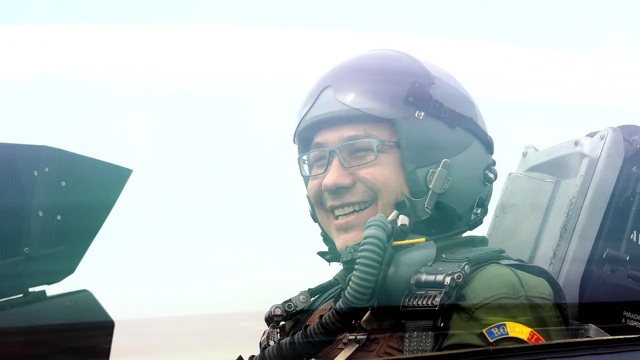 Pilotul avionului F-16 în care a zburat Ponta: A vorbit tot timpul, mi-a spus: 