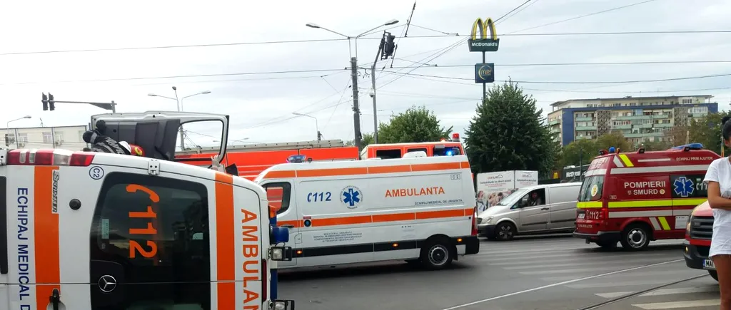VIDEO | Trei cadre medicale și un pacient, duși la spital după ce o ambulanță a fost implicată într-un accident