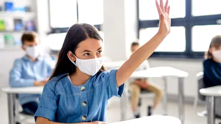 Elevii din fiecare unitate de învățământ află astăzi dacă vor merge la școală, vor învăța în sistem hibird, sau exclusiv în online
