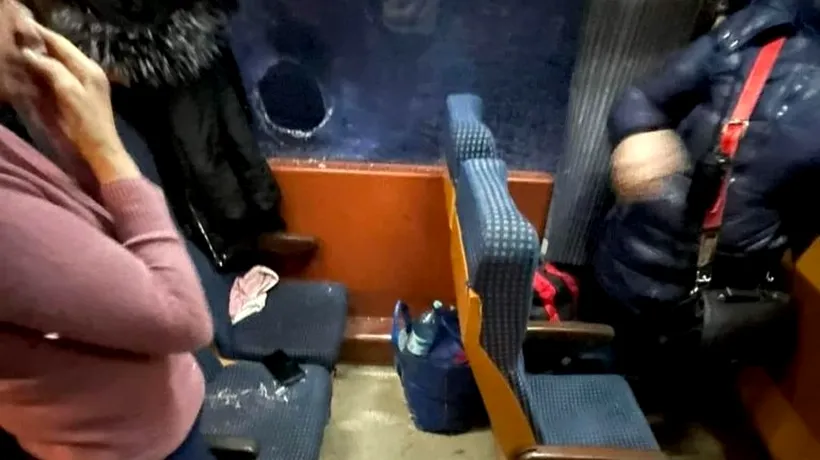 Tren de călători, atacat cu pietre la Botoșani. O femeie s-a ales cu tăieturi la nivelul feței