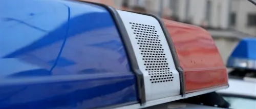 Imaginile care au dus la concedierea unui polițist. Ce făcea omul legii chiar lângă mașina de serviciu. VIDEO