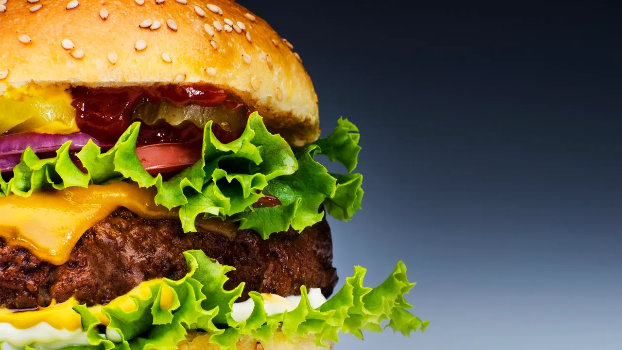 Cât a ajuns să coste un banal BURGER în Cluj-Napoca. „Cică Mamaia e scumpă!”