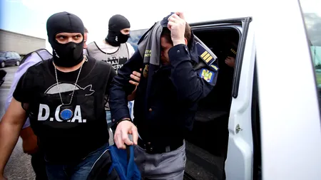 Un bărbat a fost ARESTAT, după ce o fată A CĂZUT de la etaj. Tânărul îi vânduse DROGURI