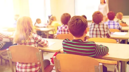 Elevii ar putea fi OBLIGAȚI să își schimbe locul în bancă în fiecare modul: „Știm că există fenomenul de posesie”. Ce urmărește Ministerul Educației