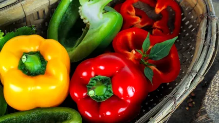 Alimentele banale cu beneficii surprinzătoare: un ardei gras conține de trei ori mai multă vitamina C decât o portocală