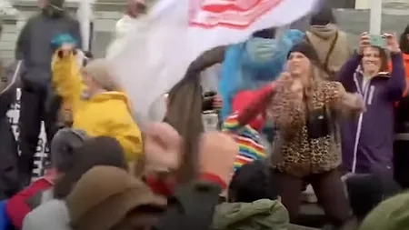 Poliţia a încercat să-i disperseze pe anti-vaccinişti punând melodii din playlistul cu cele mai urâte melodii din lume (VIDEO)