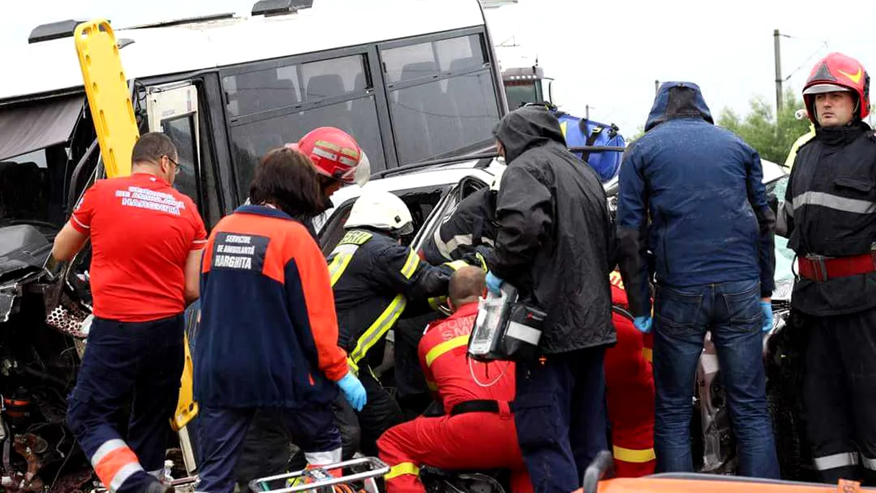 Un microbuz cu 20 de pasageri s-a ciocnit cu un autoturism pe DN 12 în Sâncrăieni, Harghita: 2 morți și 13 răniți. galerie foto