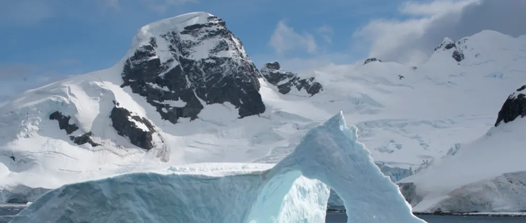 Cercetătorii au descoperit trei canioane vaste sub gheața de la Polul Sud