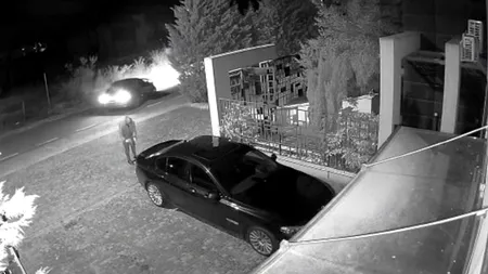 Mașina unui kickboxer din Timișoara a fost incendiată. Momentul, surprins de camerele de supraveghere (VIDEO)