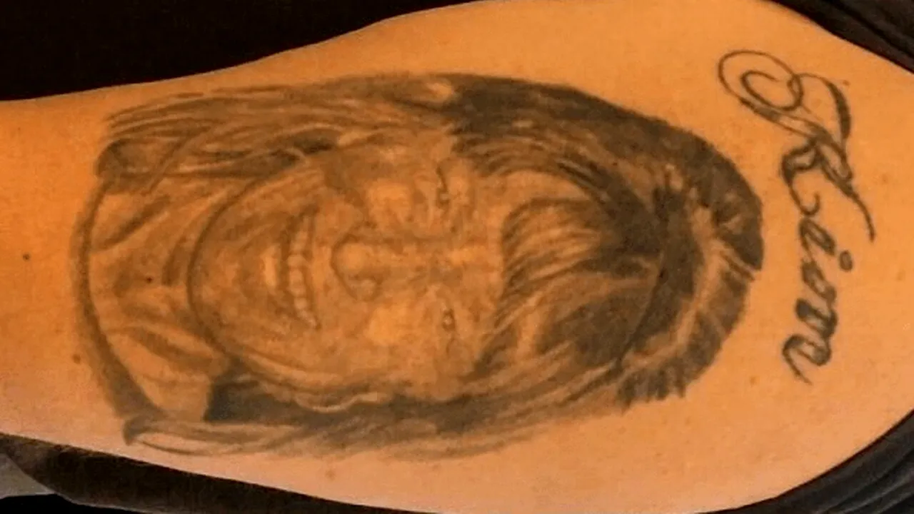 Din dragoste, un bărbat și-a tatuat chipul nevestei pe braț. Ireal cum și-a modificat tatuajul, după ce a divorțat de ea