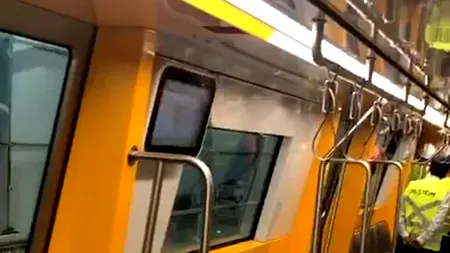 Bucureștenii, în pericol: garnitură de METROU, filmată circulând cu ușile deschise/Angajații Metrorex, protest în Capitală