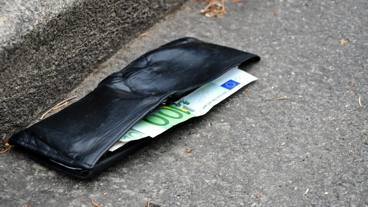 O femeie din Craiova a găsit un portofel cu peste 1.500 de euro și l-a dus la Poliție. Ea nu a vrut să primească niciun fel de recompensă