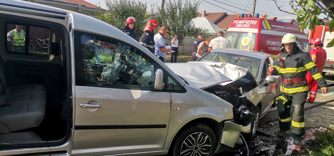 FOTO - VIDEO | Doi copii și șase adulți au ajuns la spital, în urma unui accident rutier care a avut loc în județul Iași / Sursa foto: ISU Iași