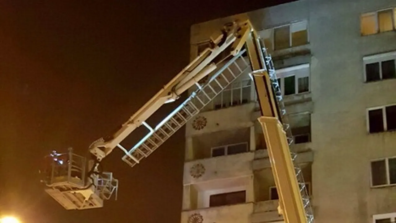 Scoasă din casă cu macaraua