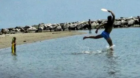 La plajă lângă cadavru. Imagini șocante în Italia