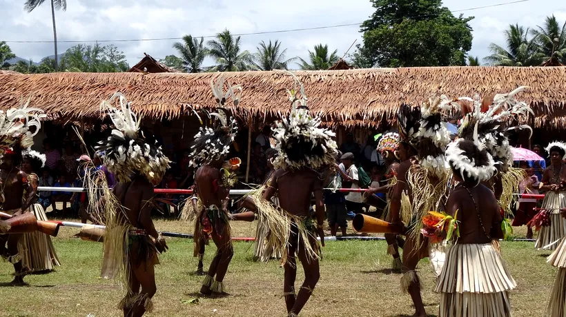 VIDEO | MĂCEL între triburile din Papua Noua Guinee. Bilanț provizoriu: 64 de morți și zeci de răniți!