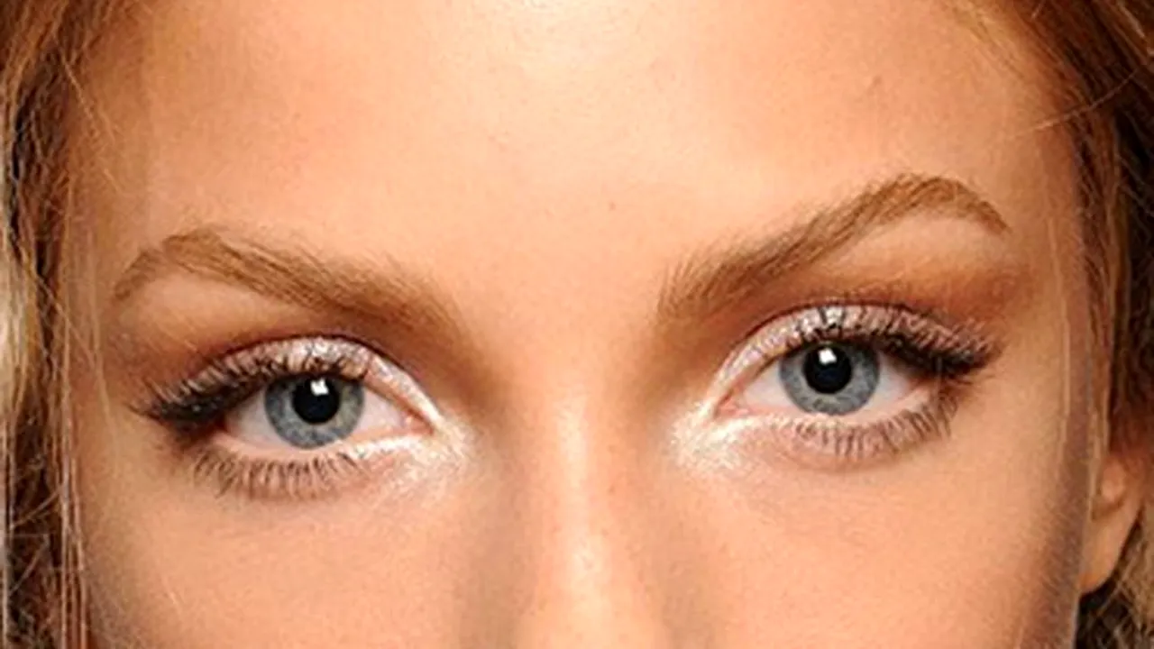 5 trucuri de machiaj care îți fac ochii să pară mai mari