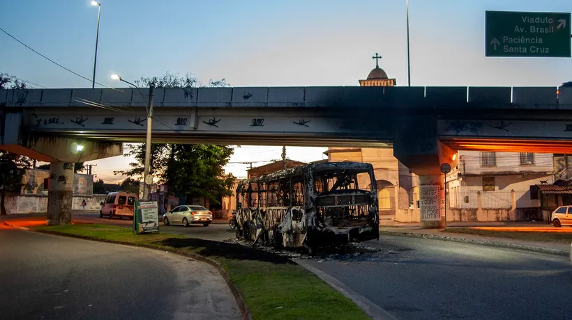 Atacuri violente în Rio de Janeiro. Un tren și zeci de autobuze și camioane au fost incendiate!