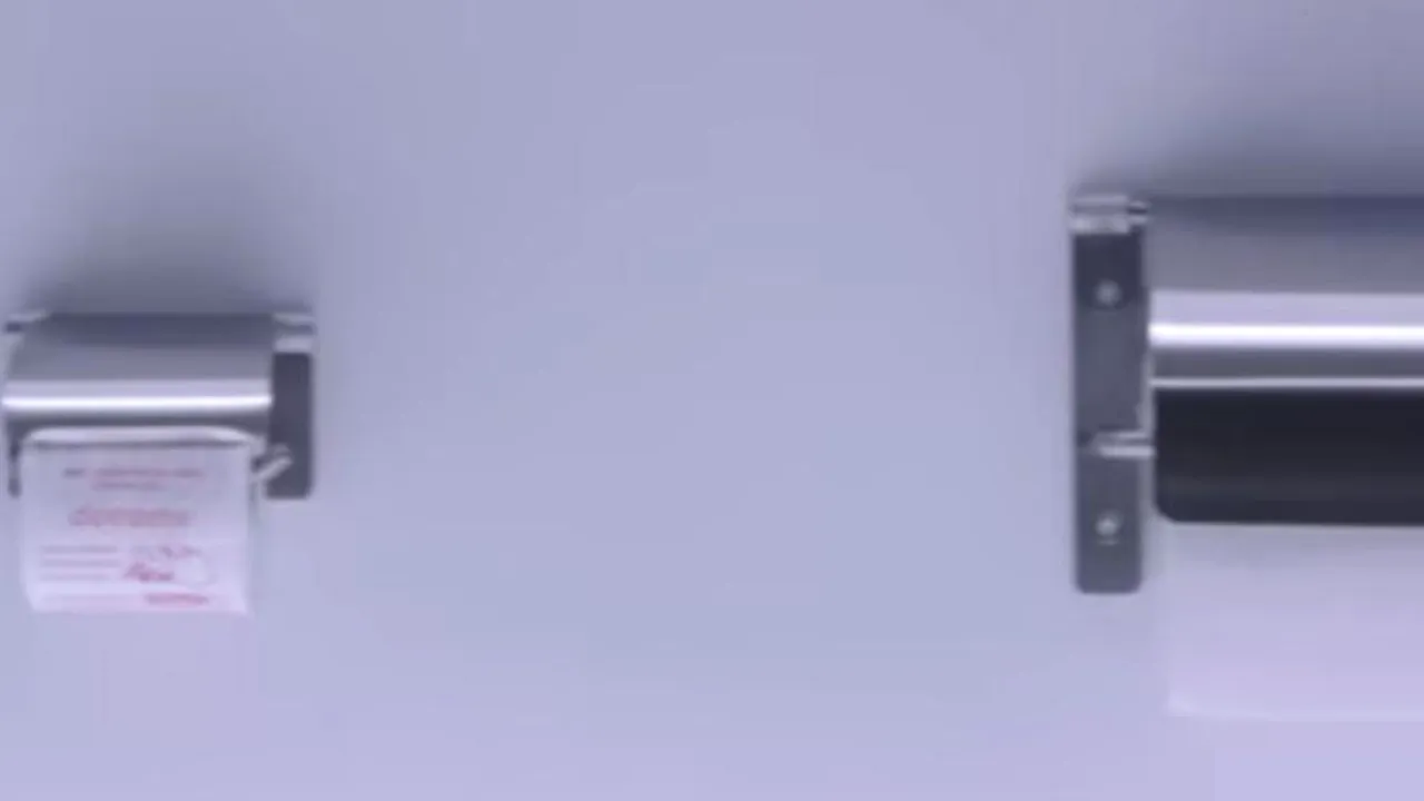 Aeroportul care a introdus în băi hârtie igienică specială pentru telefoanele mobile